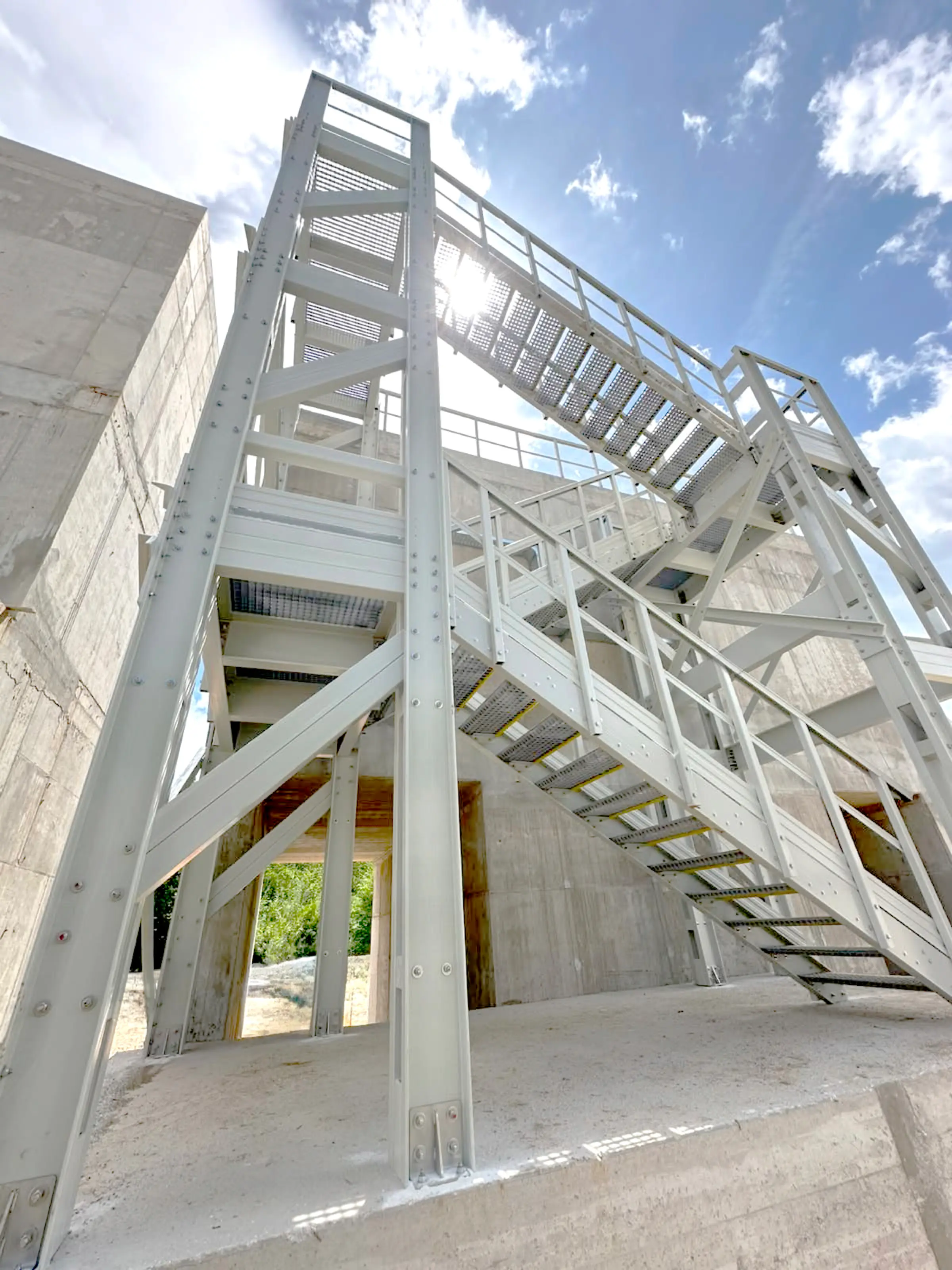 Scala di servizio in PRFV a più rampe con parapetti, su impianto industriale