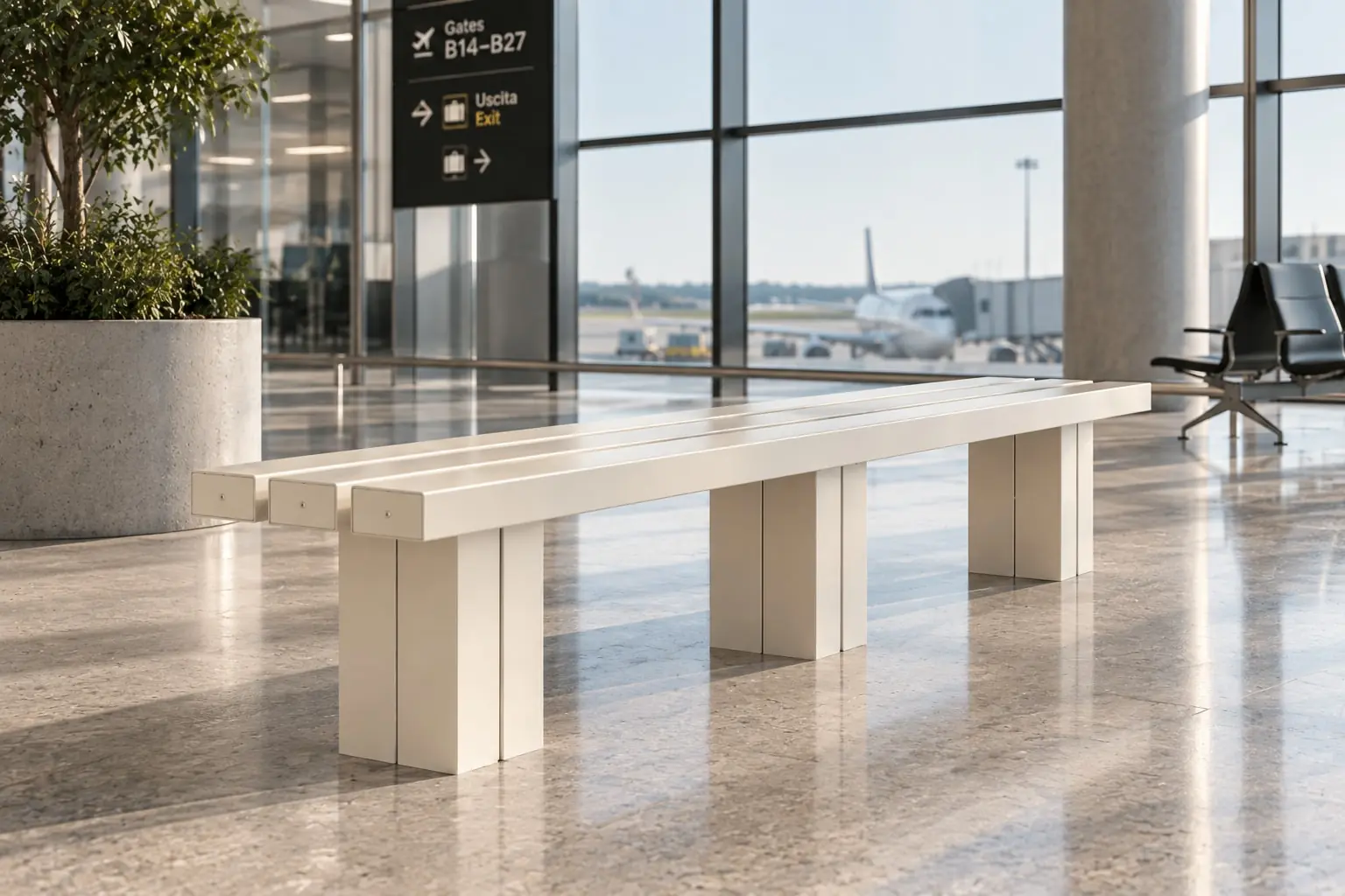Panchina in PRFV a finitura bianca in un terminal aeroportuale, con la pista oltre la vetrata