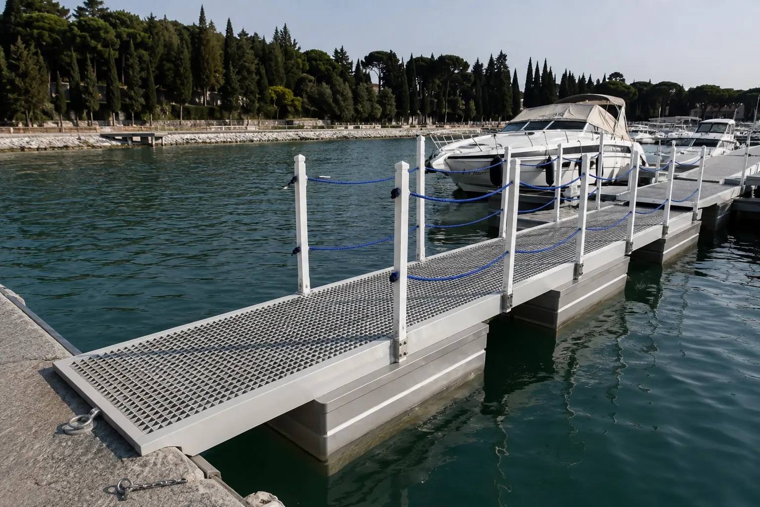 Passerella di accesso in PRFV con impalcato in grigliato e parapetto a fune