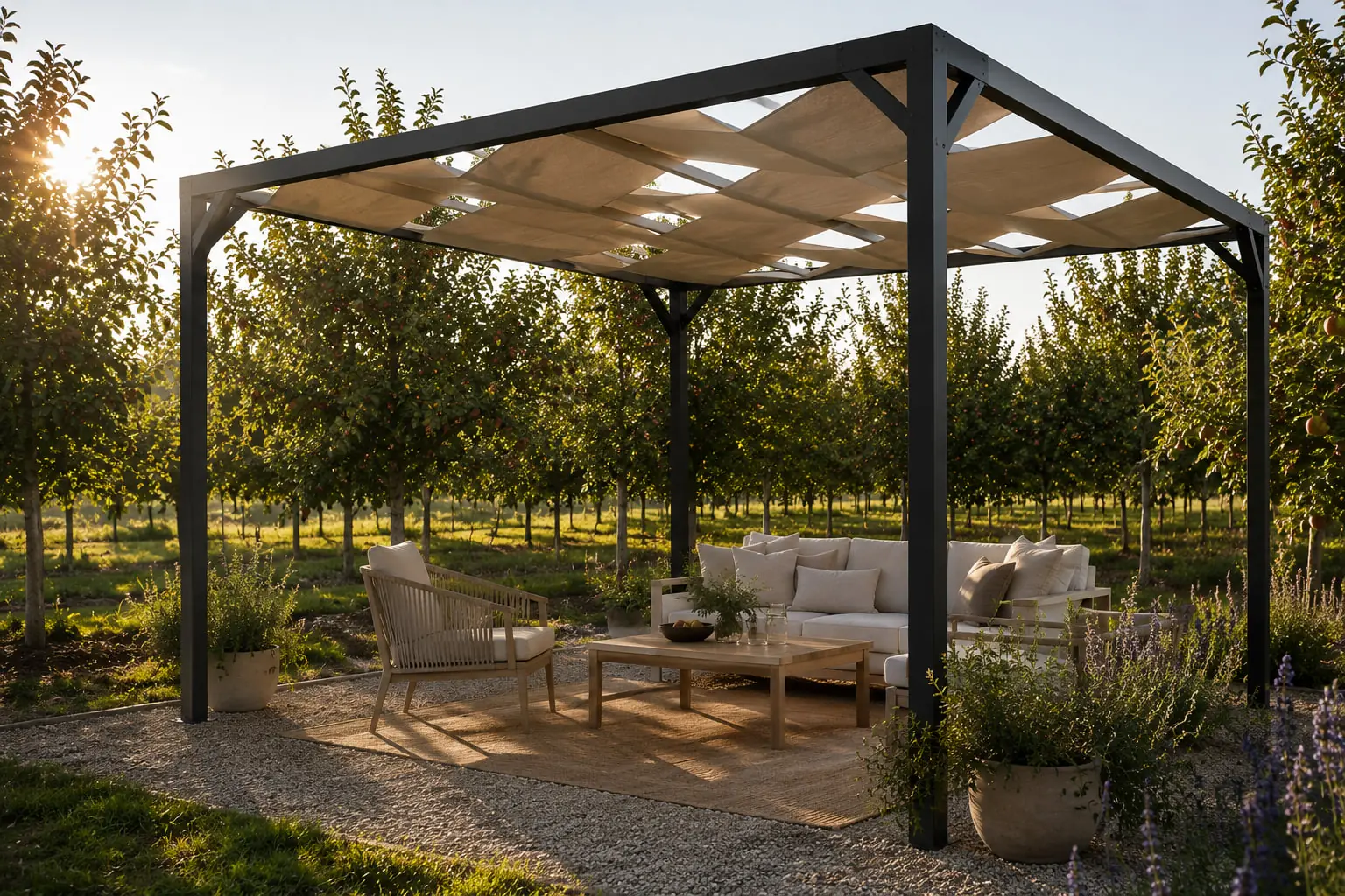 Pergola in PRFV con tenda ombreggiante, ambientazione residenziale