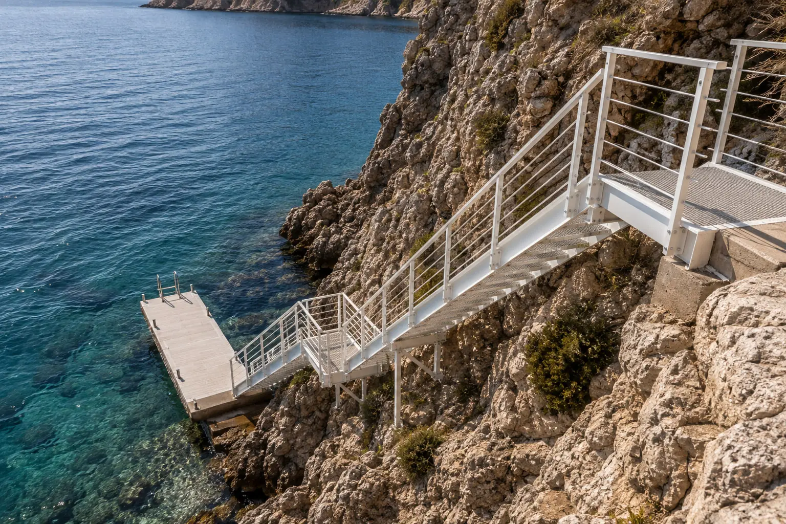Scala costiera in PRFV su scogliera, con parapetto — configurazione di progetto